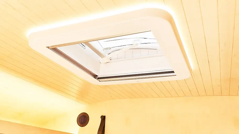 Das Detailfoto zeigt das Dachfenster des  Raidhoo Tundra (2024).