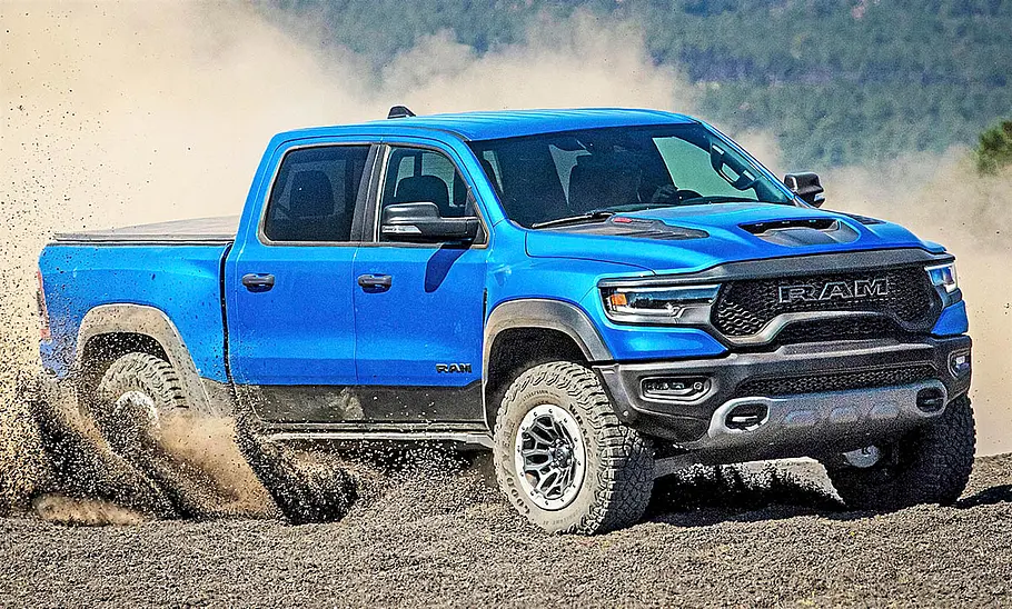 Der RAM 1500 fahrend von schräg von vorne fotografiert.