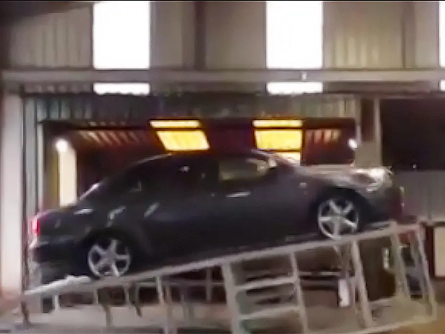 Auf der Auto-Wippe Hebebühne