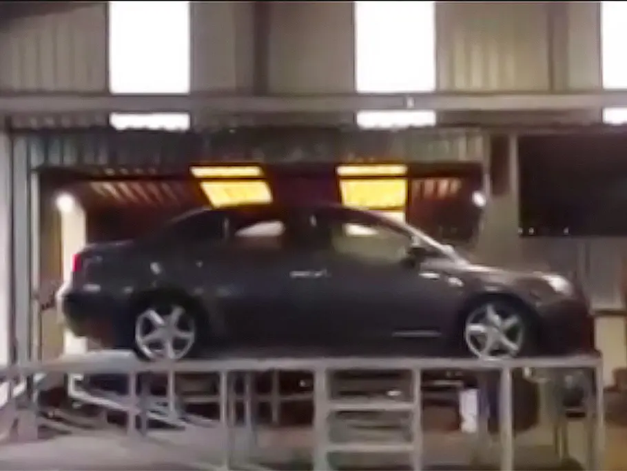 Auf der Auto-Wippe Hebebühne