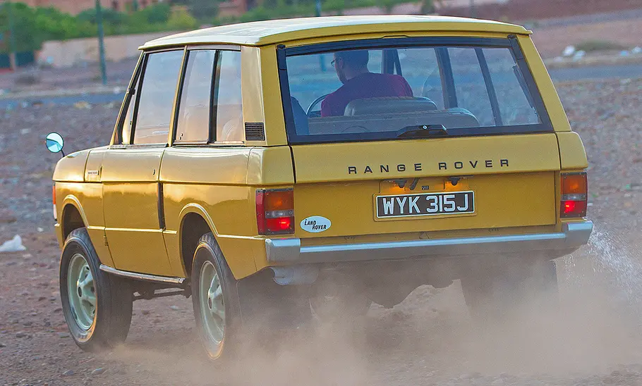 Range Rover Mk1 Der Range Rover Mk1 fahrend von schräg hinten