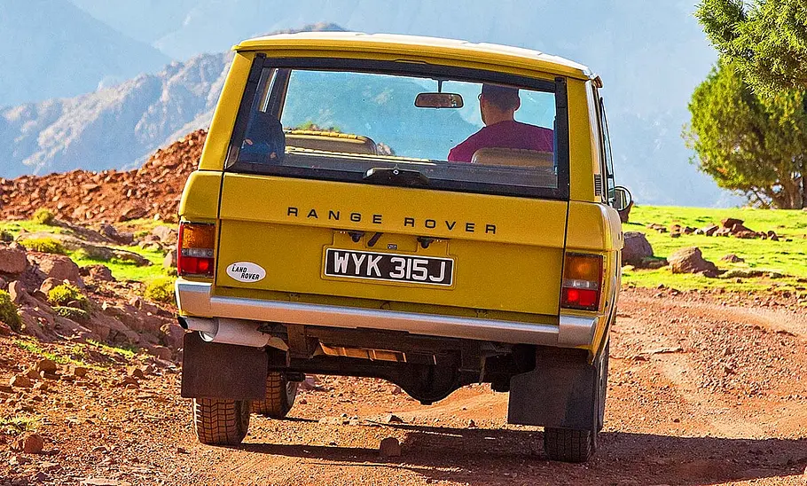 Range Rover Mk1 Der Range Rover Mk1 fahrend von hinten