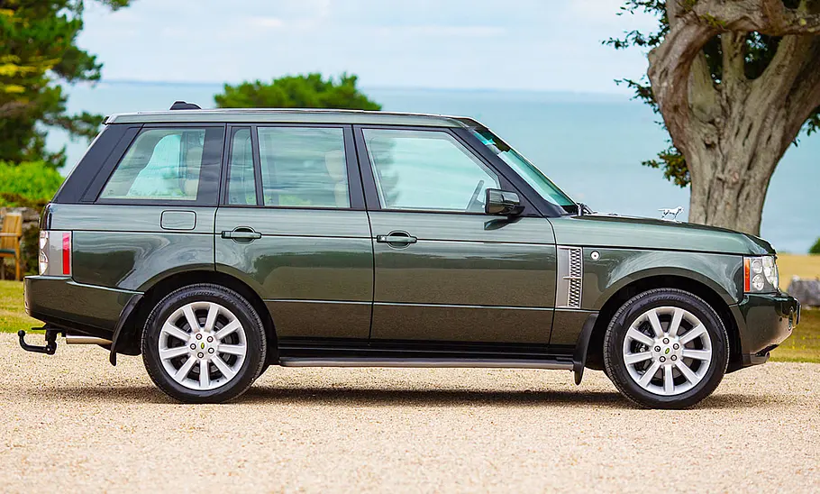 Der Range Rover 4.2 Supercharged Vogue SE (L322) statisch von der Seite fotografiert.
