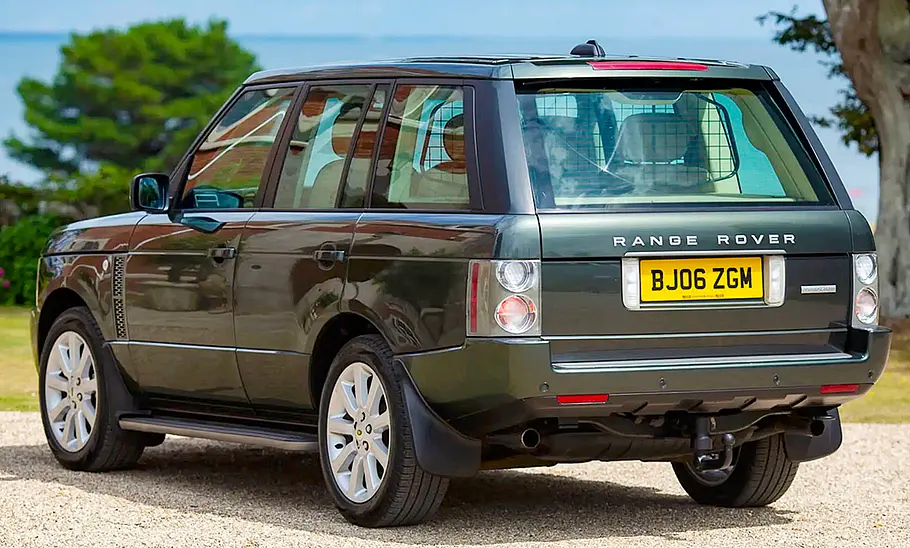Der Range Rover 4.2 Supercharged Vogue SE (L322) statisch von schräg hinten fotografiert.
