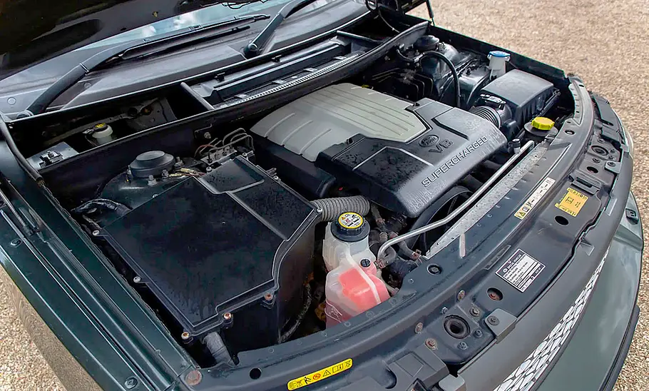 Der Motor des Range Rover 4.2 Supercharged Vogue SE (L322).