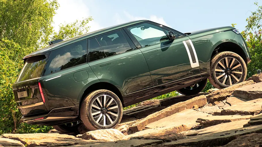 Range Rover Electric Der Range Rover Electric seitlich stehend im Gelände