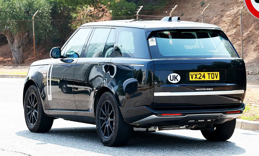 Range Rover Electric (2024); Außenansicht, fahrend; SUV; Heckansicht
