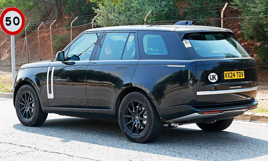 Range Rover Electric (2024); Außenansicht, fahrend; SUV; Heckansicht