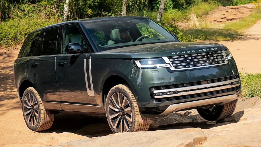 Range Rover Electric Der Range Rover Electric stehend im Gelände