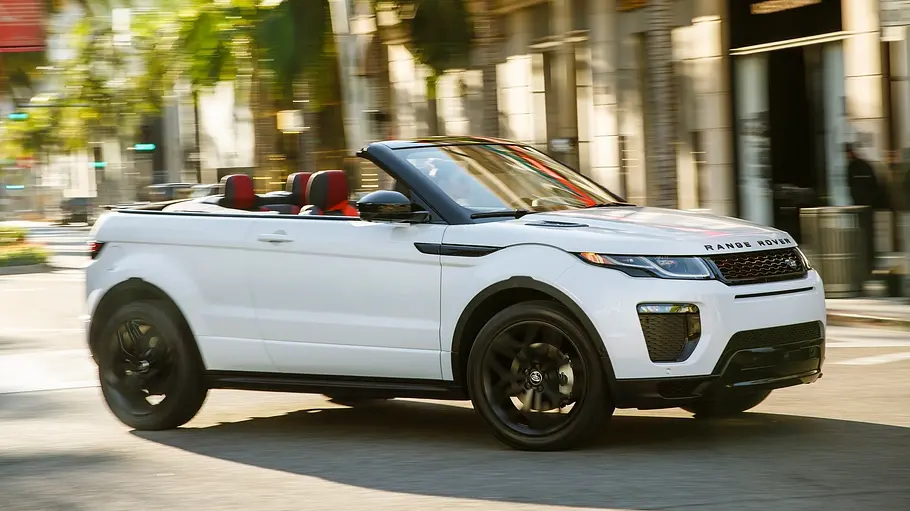 Das Range Rover Evoque Cabriolet fährt durch eine Stadt, von rechts fotografiert.