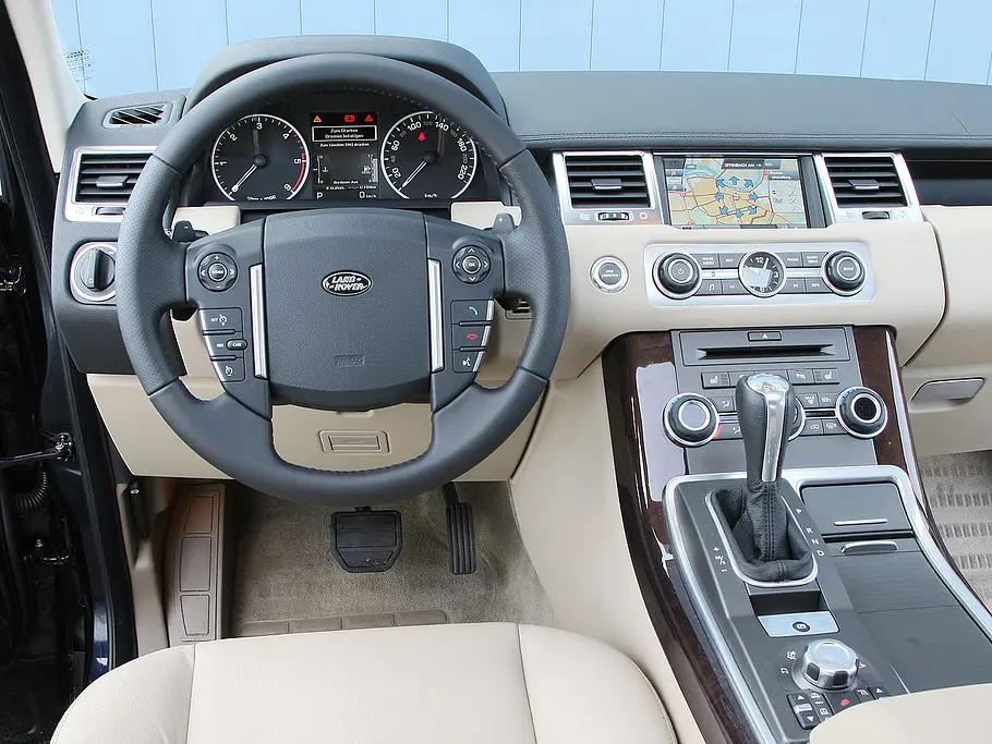 Range Rover Sport - sehr funktionales Cockpit mit noblen Oberflächen und edlem Dekor