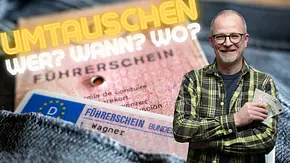 Redakteur Guntram Fiala mit altem und neuem Führerschein in der Hand. - Foto: Auto Zeitung