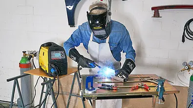 Der Autor beim Schweißen in der Werkstatt. - Foto: Thomas Starck