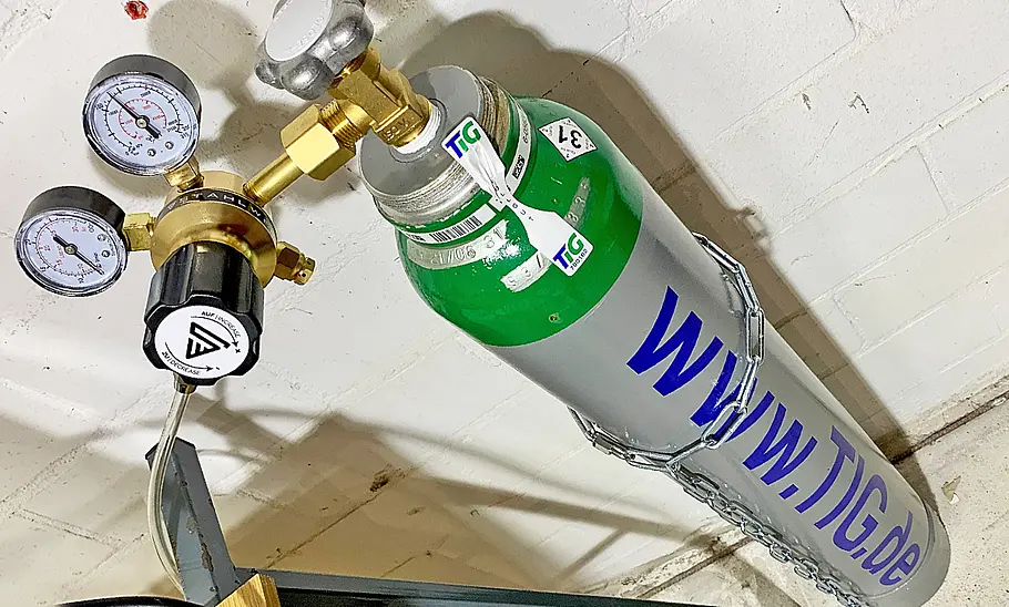 Eine Flasche mit Schutzgas.