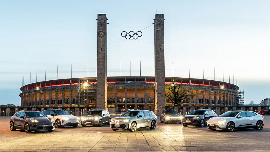 Sieben Elektro-SUVs stehen vor dem Berliner Olympiastadion.