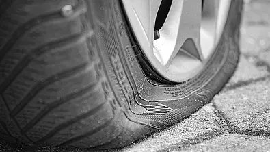 Das Symbolfoto zeigt einen platten Autoreifen. - Foto: iStock/deepblue4you