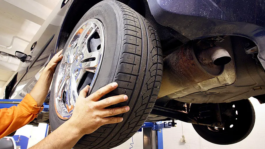 Reifenwechsel in der Werkstatt. Reifengröße (Auto) ermitteln