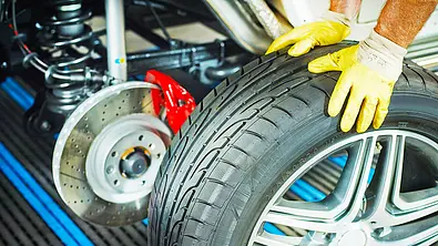 Reifenwechsel-Werkzeuge im Angebot - Foto: BauerStock/AUTO ZEITUNG