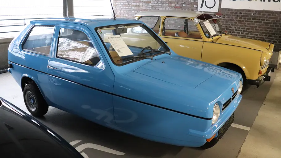 Der Reliant Robin 850 stehend von schräg vorne