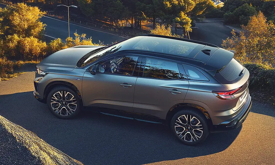 Renault Austral Facelift (2025) Das Renault Austral Facelift (2025), statisch von links oben fotografiert.