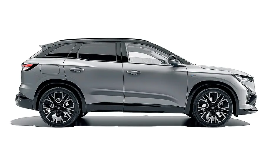 Renault Austral Facelift (2025) Das Renault Austral Facelift (2025) steht vor weißem Hintergrund, von rechts fotografiert.