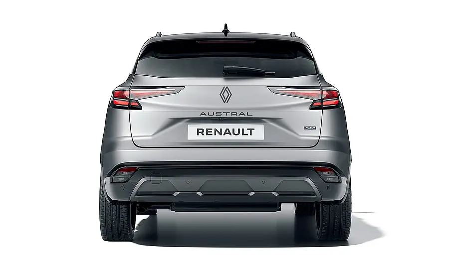 Renault Austral Facelift (2025) Das Renault Austral Facelift (2025) steht vor weißem Hintergrund, von hinten fotografiert.