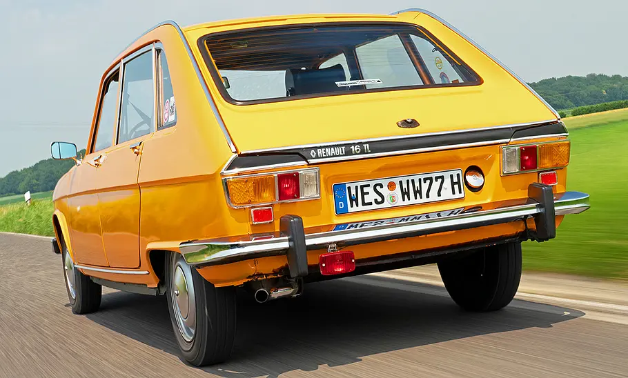 Renault 16 TL Der Renault 16 TL fahrend von schräg hinten