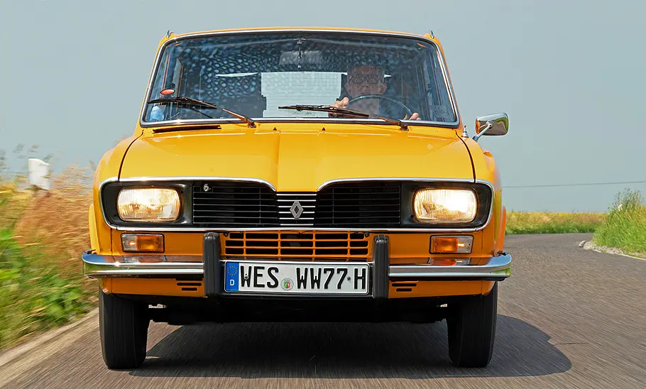 Renault 16 TL Der Renault 16 TL fahrend von vorne