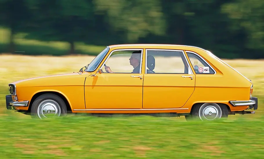 Renault 16 TL Der Renault 16 TL fahrend seitlich