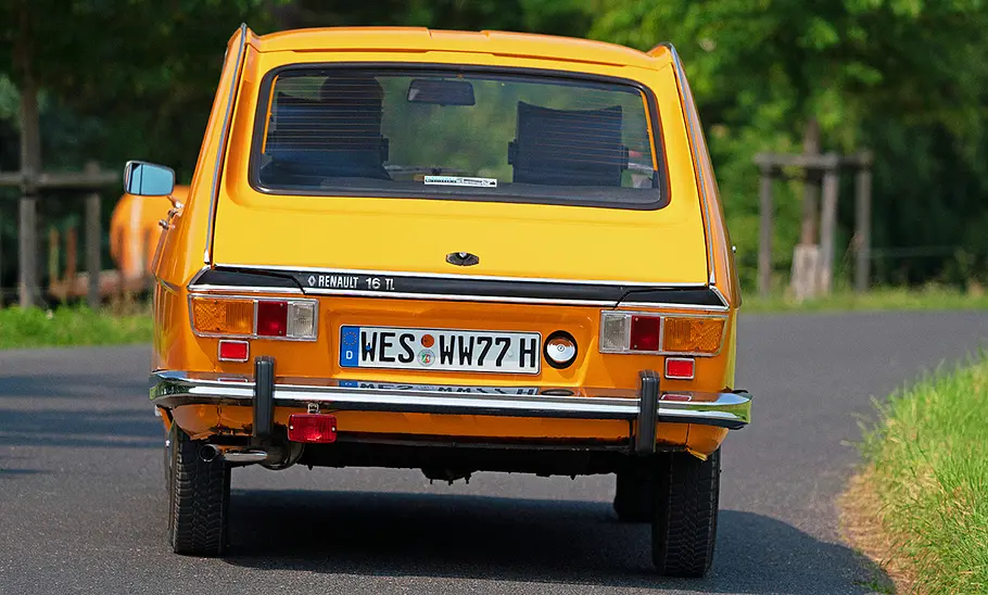 Renault 16 TL Der Renault 16 TL fahrend von hinten