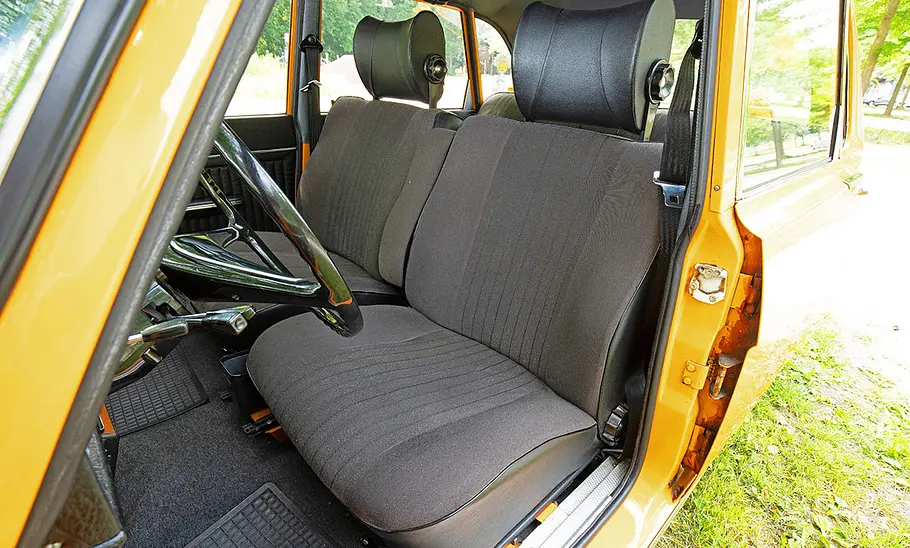 Renault 16 TL Die Vordersitze des Renault 16 TL