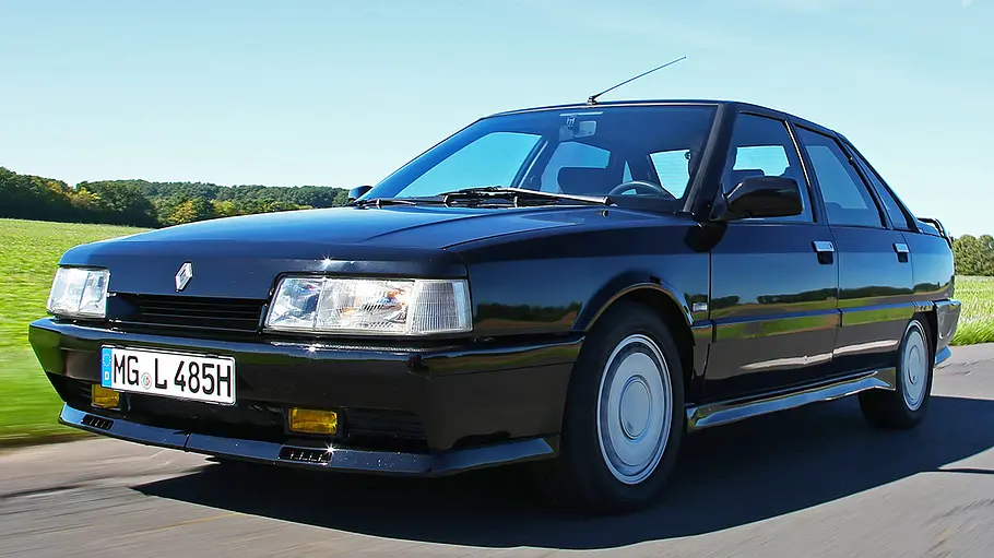 Der Renault 21 Turbo fahrend von schräg vorne