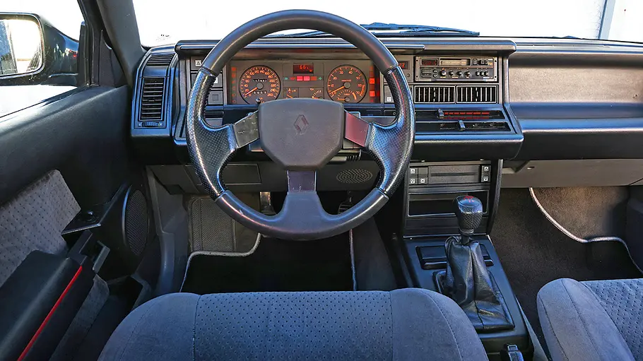 Das Cockpit des Renault 21 Turbo