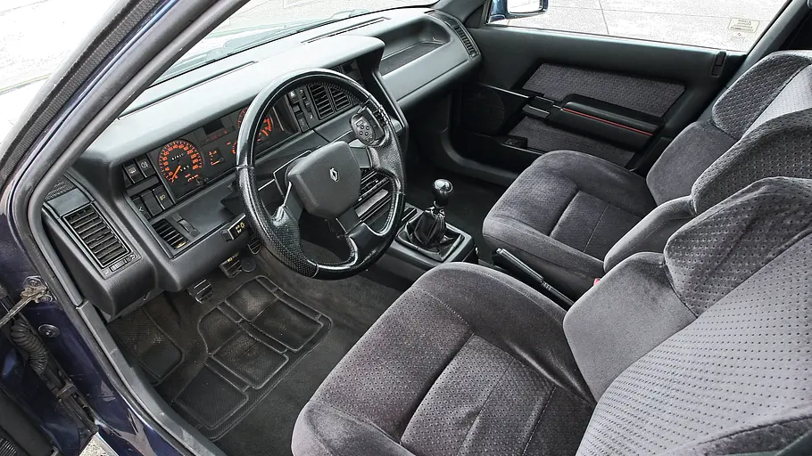 Das Cockpit des Renault 21 Turbo Allrad. 