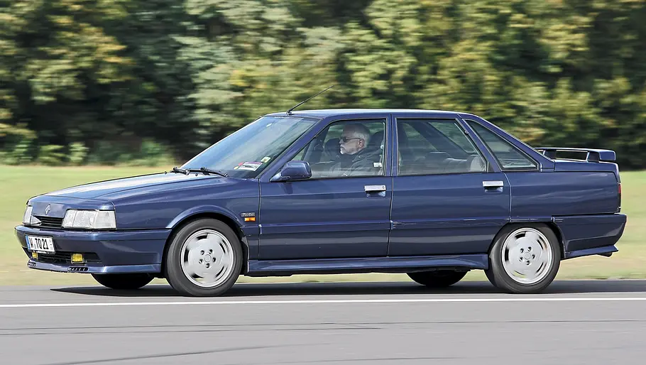 Renault 21 Turbo Allrad fahrend von der Seite fotografiert. 
