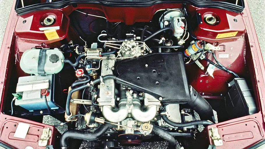 Der Motor des Renault 25 V6. 