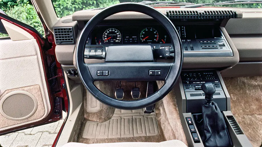 Das Cockpit des Renault 25 V6. 