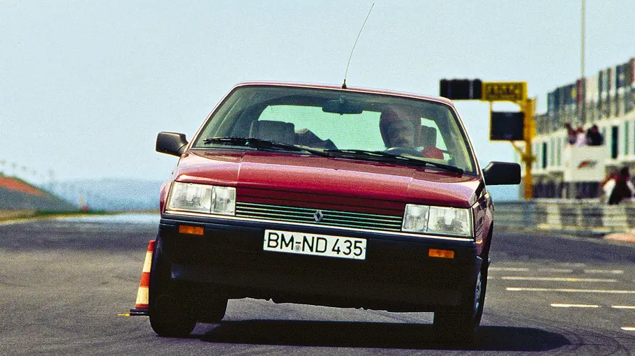 Renault 25 V6 fahrend von vorne fotografiert. 
