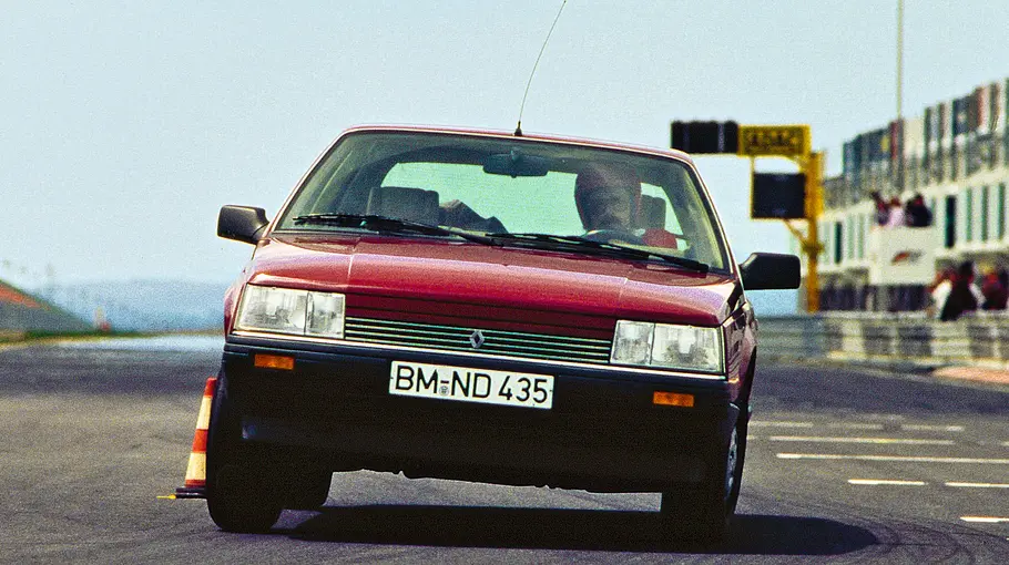 Renault 25 V6 fahrend von vorne fotografiert. 