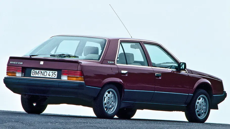 Renault 25 V6 statisch von schräg hinten fotografiert.
