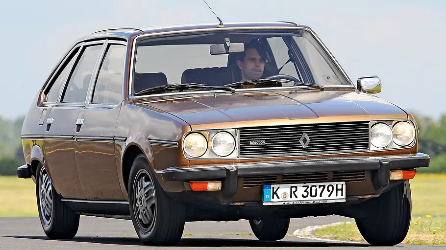 Renault 30 TX Renault 30 TX fahrend von schräg vorne fotografiert.