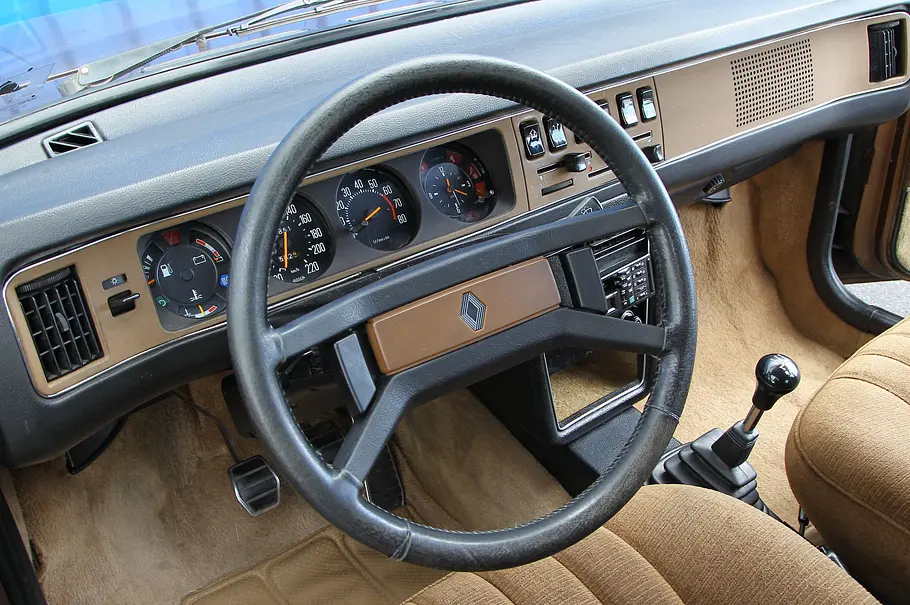 Renault 30 TX Das Cockpit des Renault 30 TX