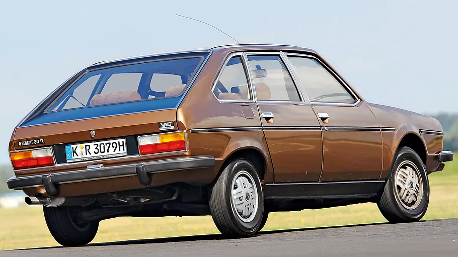 Renault 30 TX Renault 30 TX fahrend von schräg hinten fotografiert.