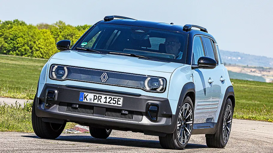 Renault 4 Blick von schräg vorne auf den fahrenden Renault 4.