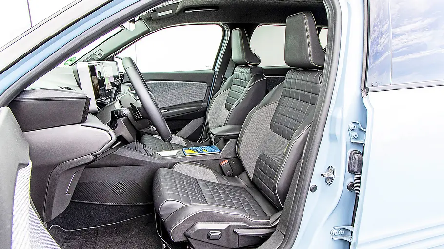 Blick auf die Vordersitze im Innenraum des Renault 4.