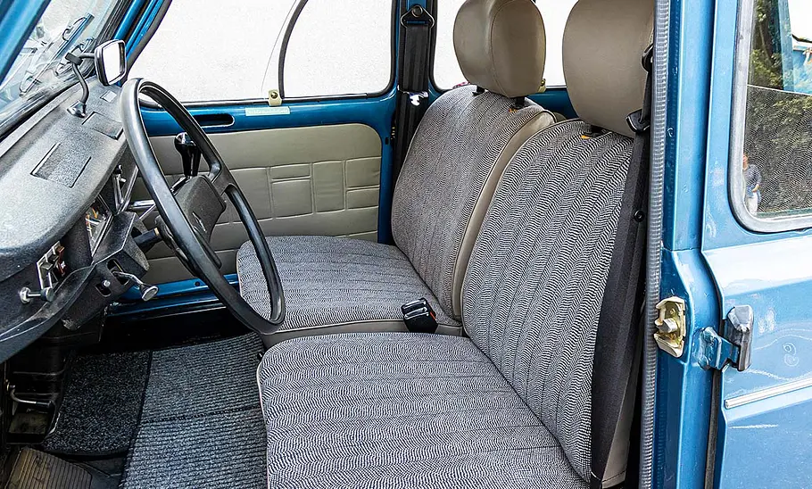 Die Vordersitze im Renault 4.