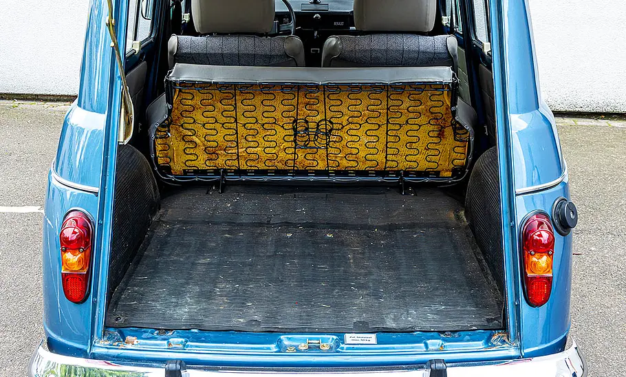 Der Kofferraum des Renault 4.