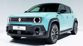Der Renault 4 E-Tech Electric steht in Studioumgebung, von vorne links fotografiert. - Foto: Renault