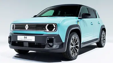Der Renault 4 E-Tech Electric steht in Studioumgebung, von vorne links fotografiert. - Foto: Renault