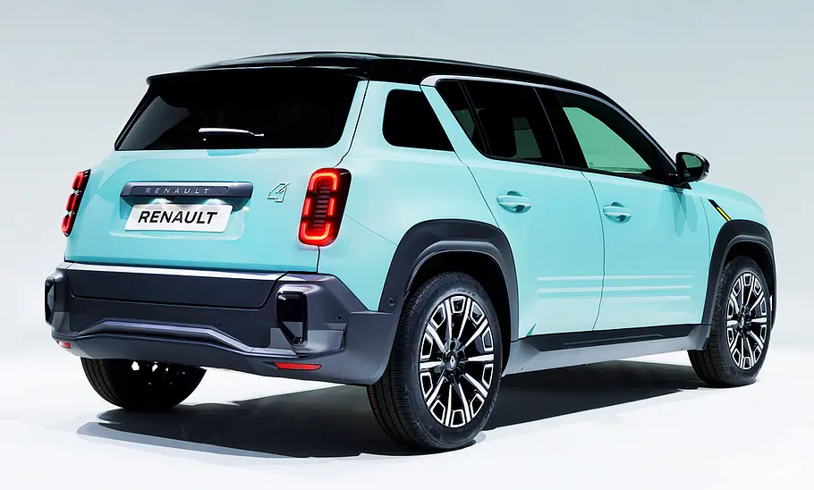 Der Renault 4 E-Tech Electric (2025) steht in Studioumgebung, von hinten rechts fotografiert.